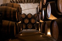 800px-Cave_do_Vinho_do_Porto_03 Port barrels in a Wine cellar, Vila Nova de Gaia, Portugal.