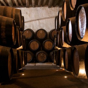 800px-Cave_do_Vinho_do_Porto_03