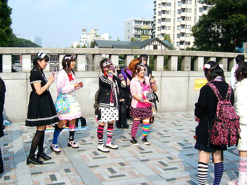 800px-Harajuku_girls,_Tokyo
